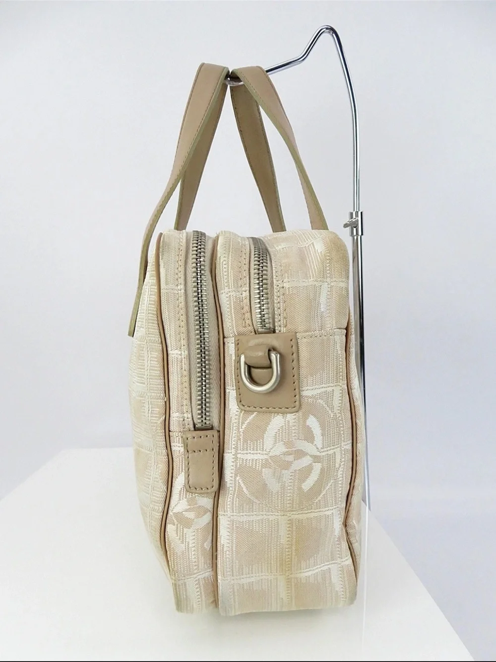 CHANEL Beige Canvas Tote with Signature CC Motif - Picture 4 of 16